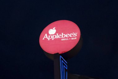 Niagara Şelalesi, Ontario, Kanada - 8 Aralık 2023: Bir Applebee işareti Niagara Şelalesi, Ontario, Kanada. Applebee 's bir lokanta zinciri..