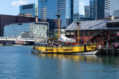 11 Kasım 2023 'te Güney Boston Waterfront, MA, ABD' deki Fort Point Channel 'daki Çay Partisi Gemileri ve Müzesi. Çay Partisi Gemileri ve Müzesi interaktif, yüzen bir tarih müzesidir..