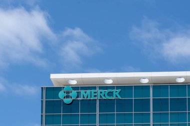 Merck logosu San Francisco, Kaliforniya, ABD 'de 7 Haziran 2023' te yapılmış. Merck, çok uluslu bir ilaç şirketi..