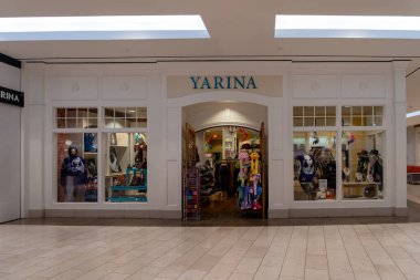 Natick, Massachusetts, ABD - 9 Kasım 2023: Natick, Massachusetts, ABD 'deki bir alışveriş merkezinde Yarina Yaratılış Giyim Mağazası.