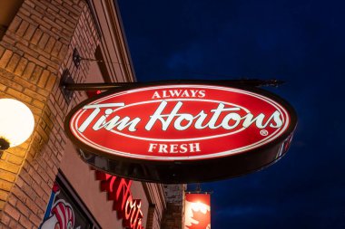 Tim Hortons 'un logosu alacakaranlıkta binanın üzerinde. Niagara Şelalesi, Ontario, Kanada, 8 Aralık 2023.