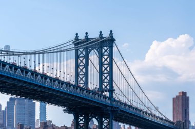 New York City, New York 'taki Manhattan Köprüsü manzaralı..