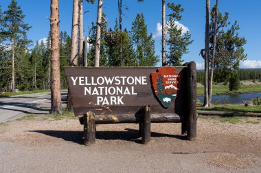 Yellowstone Ulusal Parkı 'nın giriş tabelası, Wyoming, ABD - 30 Haziran 2023. Yellowstone Ulusal Parkı volkanik sıcak bir noktanın tepesindeki boş bir alan..