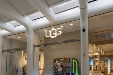 New York City, ABD - 19 Ağustos 2022: Manhattan, New York 'ta bir alışveriş merkezinde UGG ayakkabı mağazası.