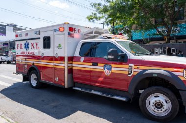 New York City, ABD - 19 Ağustos 2022: New York 'ta bir FDNY Ambulansı.