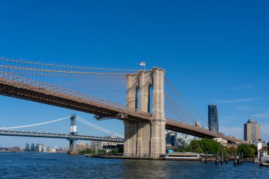 MANHATTAN, NY - 14 Temmuz: Brooklyn Köprüsü, ABD 'deki en eski asma köprülerden biri 1883 yılında inşa edildi. Arabalar, yayalar ve bisikletçiler köprüyü her gün kullanır. Manhattan 14 Temmuz 2013.