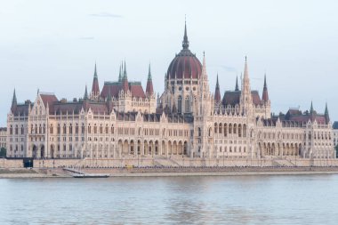 BUDAPEST, HUNGARY - 29 Nisan 2019. Macaristan Parlamentosu. Şehirdeki en çekici turistik yerlerden biri..