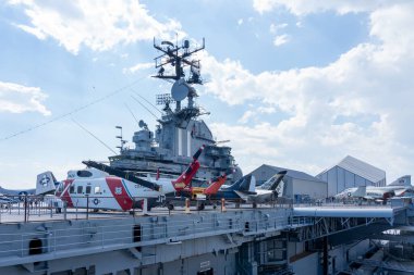 New York City, New York, ABD - 20 Ağustos 2022: The ship in Intrepid Sea, Air and Space Museum, New York, ABD. Intrepid bir Amerikan askeri ve deniz tarihi müzesidir..