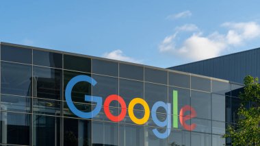 Google logosu Googleplex 'te, Silikon Vadisi' ndeki ana kampüs. 