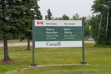 Onanole, MB, Kanada 'daki Riding Mountain Ulusal Parkı' nın giriş tabelası - 18 Temmuz 2023.