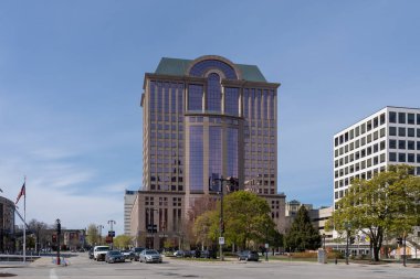 Milwaukee, Wisconsin, ABD - 3 Mayıs 2023: Milwaukee, ABD 'de 1000 Kuzey Su Sokağı' ndaki ofis binası. 1000 Kuzey Su Sokağı Milwaukee 'de 16 katlı, post-modern bir ofis binası..