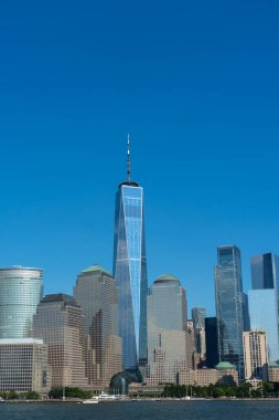 New York City, ABD - 20 Ağustos 2022 Manhattan şehir merkezi silueti bir tekneden izlendi
