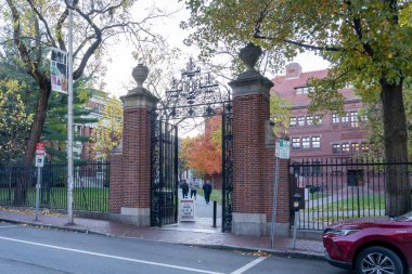 Cambridge, Massachusetts, ABD 'deki Harvard Üniversitesi kampüsüne girişlerden biri.