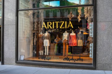 New York City, ABD - 21 Ağustos 2022: New York 'ta bir Aritzia Giyim mağazası, ABD
