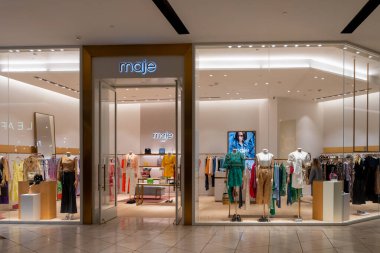 Santa Clara, Kaliforniya, ABD - 10 Haziran 2023: Santa Clara, Kaliforniya 'daki Westfield Valley Panayırı' nda büyük bir kadın giyim mağazası.