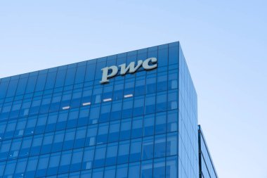 Boston, MA, ABD - 11 Kasım 2023: Boston, MA, ABD 101 Seaport Bulvarı 'ndaki PWC ofisi.