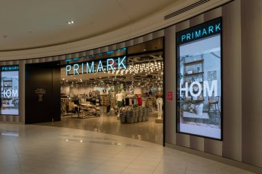 Doğu Rutherford, NJ, ABD - 16 Ağustos 2022: Doğu Rutherford, NJ, ABD 'deki bir alışveriş merkezindeki Primark giyim mağazası.