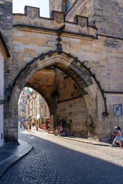 Prag, Çek Cumhuriyeti - 6 Ağustos 2024: Çek Cumhuriyeti 'nin Prag kentindeki Charles Köprüsü' nden Küçük Kasaba