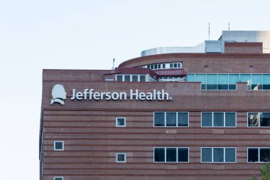 Jefferson Sağlık logosu ve imzası Center City, Philadelphia, Pennsylvania, ABD 'deki Magee Rehabilitasyon Hastanesi' nde.
