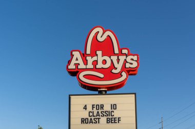 Arby 'nin mavi gökyüzü arkaplanlı işareti. Salt Lake City, Utah, ABD, 20 Haziran 2023