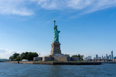 New York City, ABD - 19 Ağustos 2022: sudan Özgürlük Adası ve Özgürlük Heykeli manzarası. New York City, ABD.