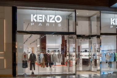 New York City, ABD - 18 Ağustos 2022: New York, ABD 'deki bir alışveriş merkezinde bir Kenzo Paris mağazası