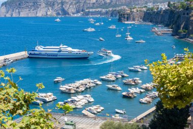 Sorrento, İtalya - 11 Ağustos 2024: İtalya 'nın Sorrento ve Napoli Körfezi manzarası. 