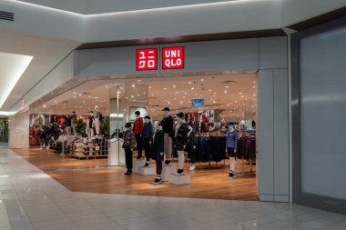 Doğu Rutherford, NJ, ABD - 16 Ağustos 2022: Doğu Rutherford, NJ, ABD 'deki bir alışveriş merkezinde UNIQLO mağazası.