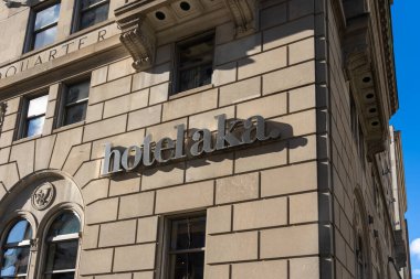 Boston, ABD - 11 Kasım 2023: Binanın üzerindeki Otel AKA tabelası ABD 'nin Boston kentindeki 154 Berkeley Caddesi' nde görüldü..