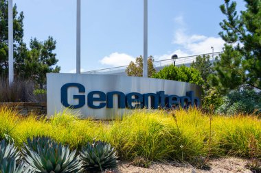 Güney San Francisco, Kaliforniya, ABD - 7 Haziran 2023: Güney San Francisco, Kaliforniya, ABD 'deki Genentech ofisi. Genentech, Inc. bir Amerikan biyoteknoloji şirketidir..