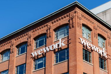 Toronto, Kanada - 22 Ekim 2023: Toronto 'daki binada WeWork tabelası görülüyor. WeWork, teknoloji girişimleri ve hizmetleri için ortak çalışma alanları sağlayan bir Amerikan şirketidir..