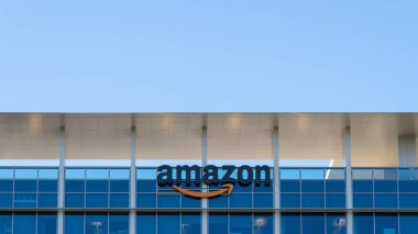 Amazon logosunun 8 Haziran 2023 'te Sunnyvale, Kaliforniya' daki ofisindeki logo tabelasını kapatın. Amazon.com, Inc. bir Amerikan çokuluslu teknoloji şirketidir. Boşluğu kopyala.