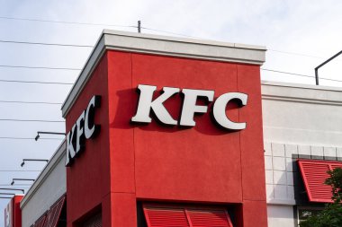 ABD 'nin Utah eyaletinin Salt Lake City kentindeki World' s First KFC (Kentucky Fried Chicken) restoranında bulunan binanın üzerindeki KFC logosunu kapatın. 24 Haziran 2023. KFC bir Amerikan fast food restoran zinciri..