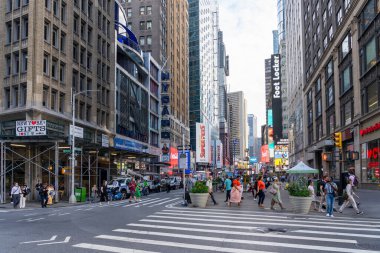 New York City, ABD - 17 Ağustos 2022: Times Sq - 41. Cadde ABD.