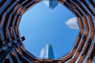 The Vessal 'ın yakın yapısı, The Vessel Hudson Yards' ın olağanüstü merkezi New York USA 'daki gezginler için yükselen yeni bir dönüm noktası olan spiral merdiveni.