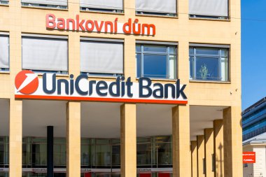 Prag, Çek Cumhuriyeti - 6 Ağustos 2024: Prag, Çek Cumhuriyeti 'ndeki Unicredit Bank şubesi.