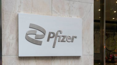 New York City, ABD - 22 Ağustos 2022: Pfizer logosu New York 'taki Pfizer Dünya Merkezi' nde. Pfizer Inc., çok uluslu bir ilaç ve biyoteknoloji şirketidir..