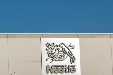 Binadaki Nestle logosu tabelasını kapat. Breinigsville, PA, USA, 3 Kasım 2023. Nestle S.A., İsviçre 'nin çok uluslu gıda ve içecek işleme şirketi..