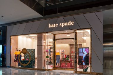 New York City, ABD - 18 Ağustos 2022: ABD 'deki bir alışveriş merkezinde Kate Kate Spade New York mağazası. Kate Spade New York bir Amerikan moda evi..