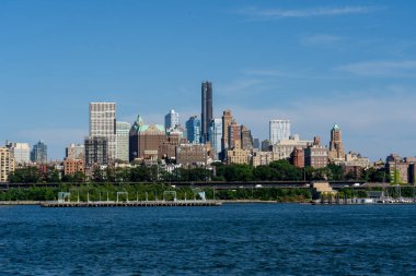 New York City, ABD - 20 Ağustos 2022: Manhattan şehir merkezi silueti bir tekneden izlendi. New York City, ABD. Manhattan, New York 5 ilçesinin en yoğun nüfuslu şehridir..