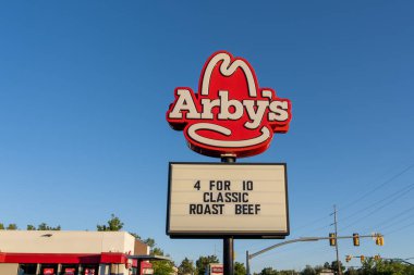 Arby 'nin mavi gökyüzü arkaplanlı işareti. Salt Lake City, Utah, ABD, 20 Haziran 2023. Arby 's bir Amerikan fast food sandviç restoran zinciri..