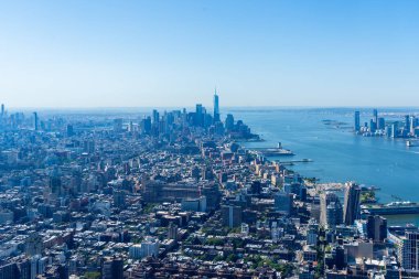 New York City, New York, ABD - 18 Ağustos 2022: New York şehrinin gökyüzü ve Hudson Nehri New York, New York, ABD 'de gün batımında binanın tepesinden izlendi.