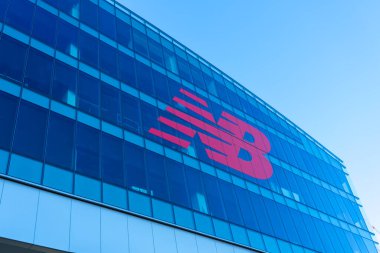 11 Kasım 2023 'te Boston, MA, ABD' deki New Balance (NB) genel merkezi. New Balance Atletics (NB), kısaca New Balance, ABD 'li spor ayakkabı ve giyim imalatçısı..