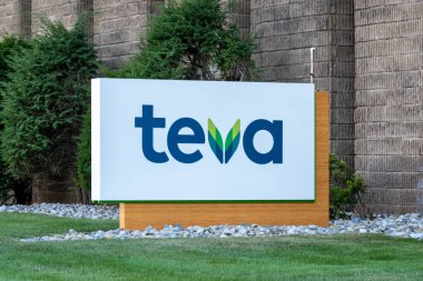 Parsippany, NJ, ABD - 16 Ağustos 2022: ABD 'nin Parsippany, NJ, ABD' deki merkez binasında Teva logosu. Teva Pharmaceutical Industries Ltd., İsrailli çok uluslu bir ilaç şirketi..