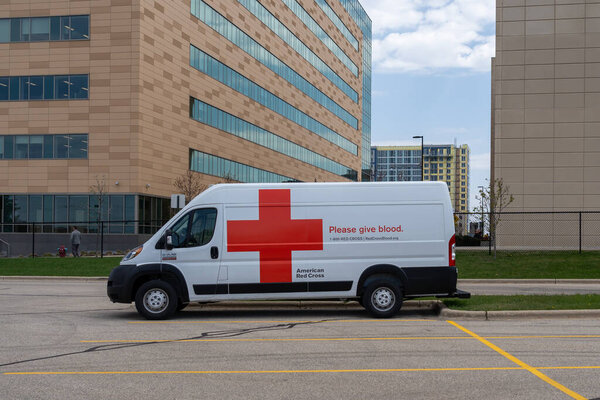 Фургон Американского Красного Креста на парковке. Мэдисон, штат Висконсин, США, 4 мая 2023 года.