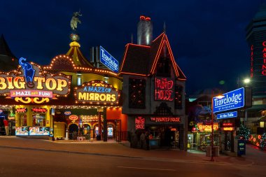 Niagara Şelalesi, ON, Kanada - 8 Aralık 2023, Niagara Şelalesi, Kanada - 8 Aralık 2023. Clifton Hill, Niagara Şelaleleri 'nin en büyük turist gezintilerinden biridir..