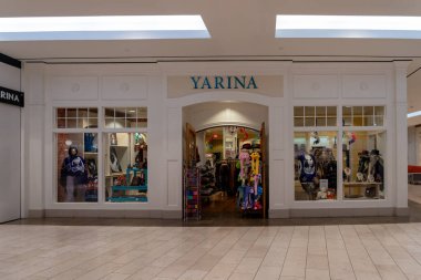 Natick, MA, USA - 10 Kasım 2023: Natick, Massachusetts, ABD 'deki bir alışveriş merkezinde Yarina mağazası.