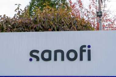 Framingham, MA, ABD 'deki New York Bulvarı' ndaki tesiste Sanofi logosu işareti görülüyor. 10 Kasım 2023. Sanofi S.A., Fransız çok uluslu ilaç ve sağlık şirketidir..