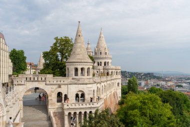 Budapeşte, Macaristan - 2 Ağustos 2024: Budapeşte, Macaristan 'daki Kale tepesindeki balıkçı kalesi.