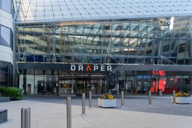 11 Kasım 2023 'te MIT, Cambridge, MA, ABD' deki Draper Laboratuvarı 'nda. Draper Laboratuvarı kar amacı gütmeyen bağımsız bir araştırma ve geliştirme organizasyonudur..